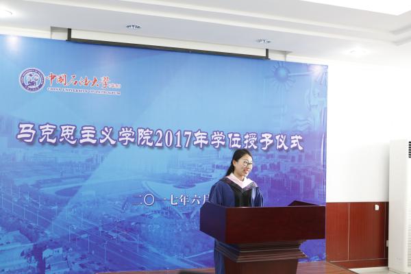 毕业生代表冯敏同学发言